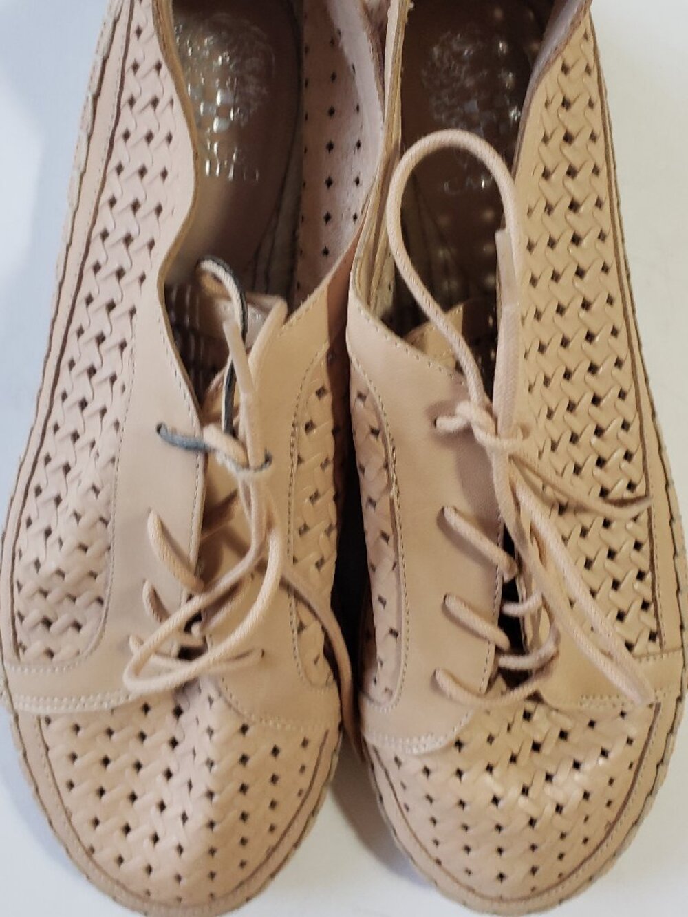 VINCE CAMUTO BEIGE SHOES WITH TIES -8M